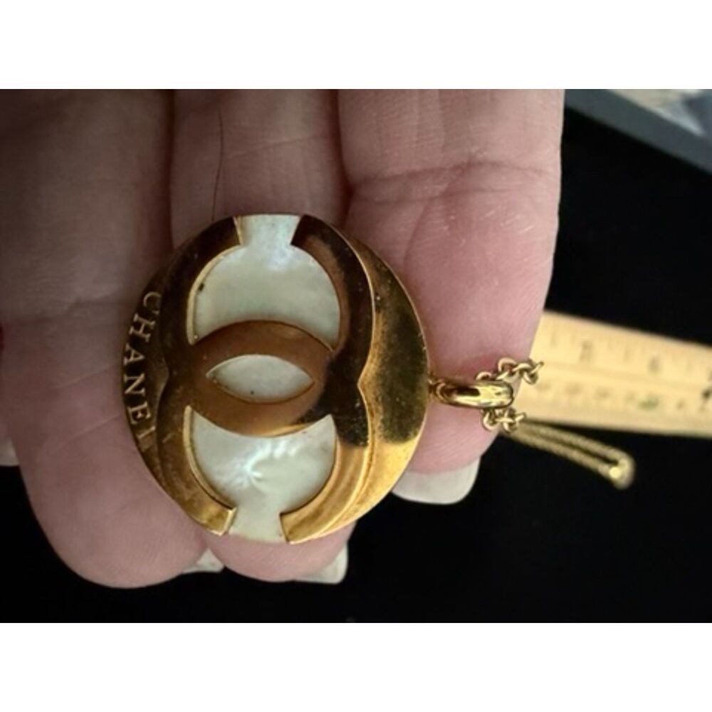 Channel symbol over mother of pearl inlay pendant on gold toned chain - Picture 8 of 10